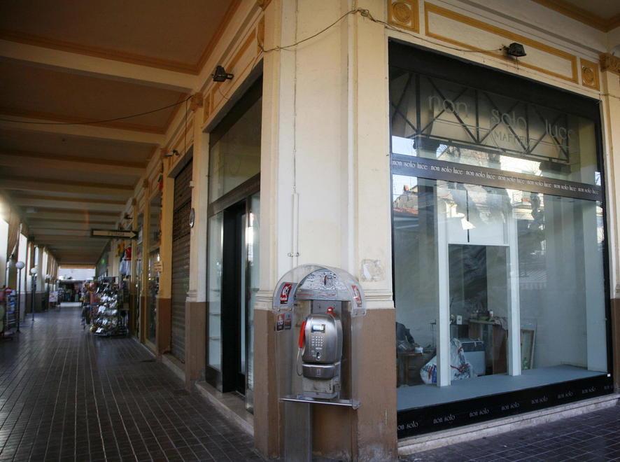Troppi fondi ormai sfitti sotto le logge del mercato 