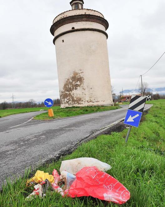 I bordi strada usati per smaltire i rifiuti