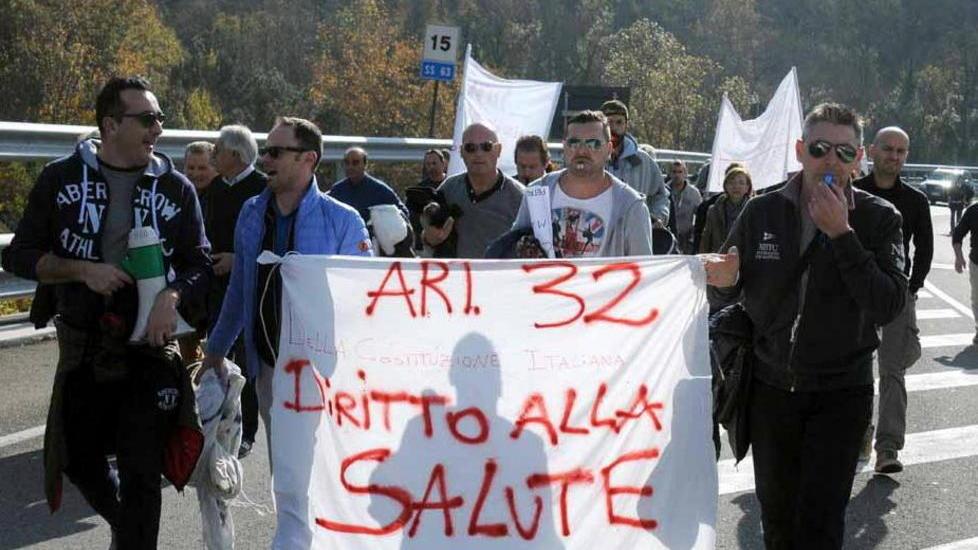 Gli albianesi tornano in piazza Costa: «Atti a regola d’arte»
