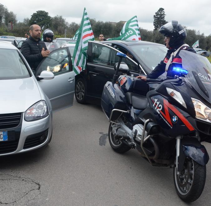Operai in strada per difendere il lavoro 