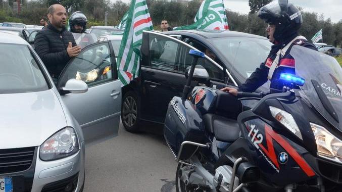 Operai in strada per difendere il lavoro