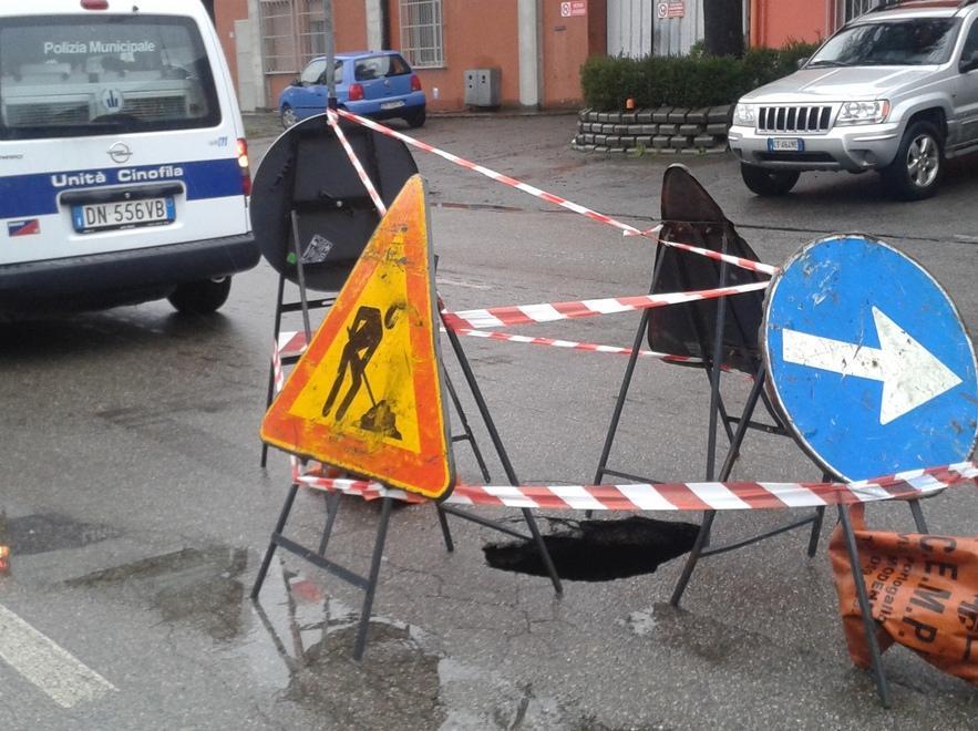 Maltempo e le buche si allargano 