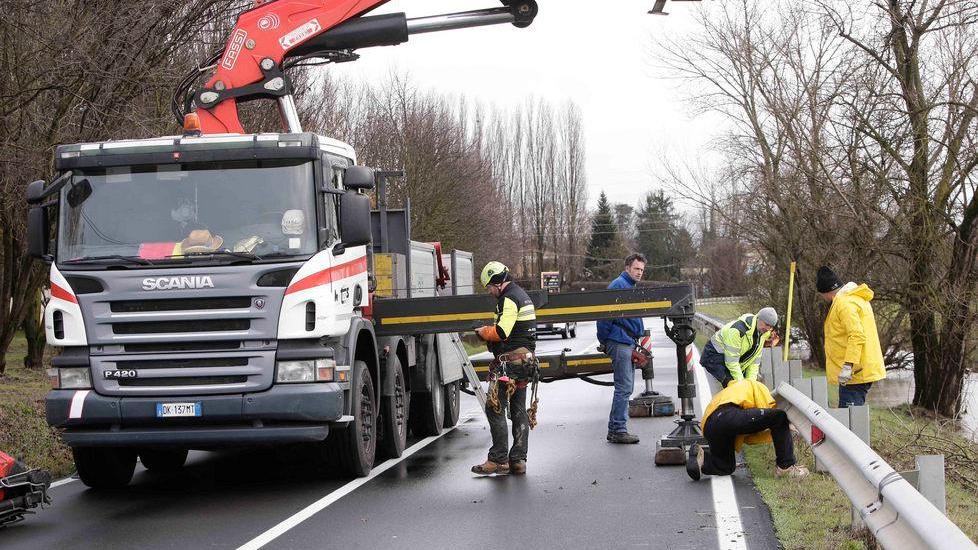 Albero cade nel Naviglio Provinciale chiusa per ore