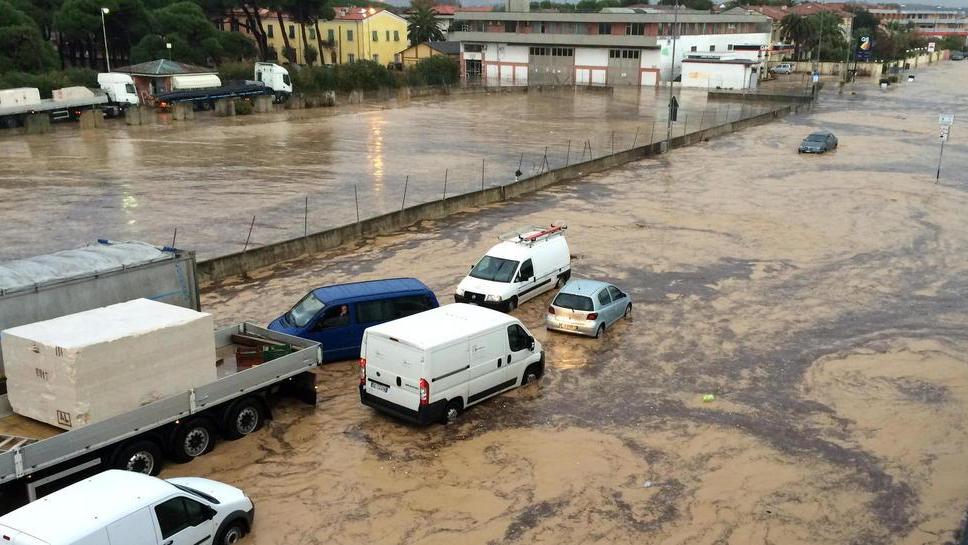 Crollo dell’argine a Carrara, lavori sotto inchiesta e altri otto indagati