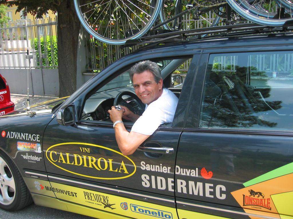 Il direttore sportivo Franco Gini durante il Giro d'Italia del 2003