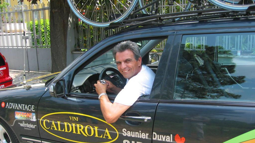 Il direttore sportivo Franco Gini durante il Giro d'Italia del 2003