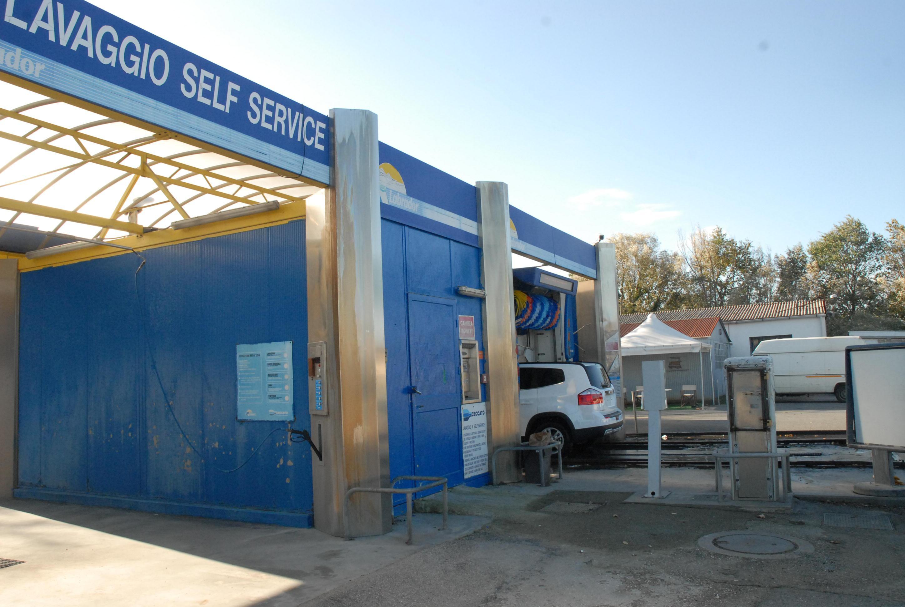 Doppio furto nella notte in un car wash della Piana 