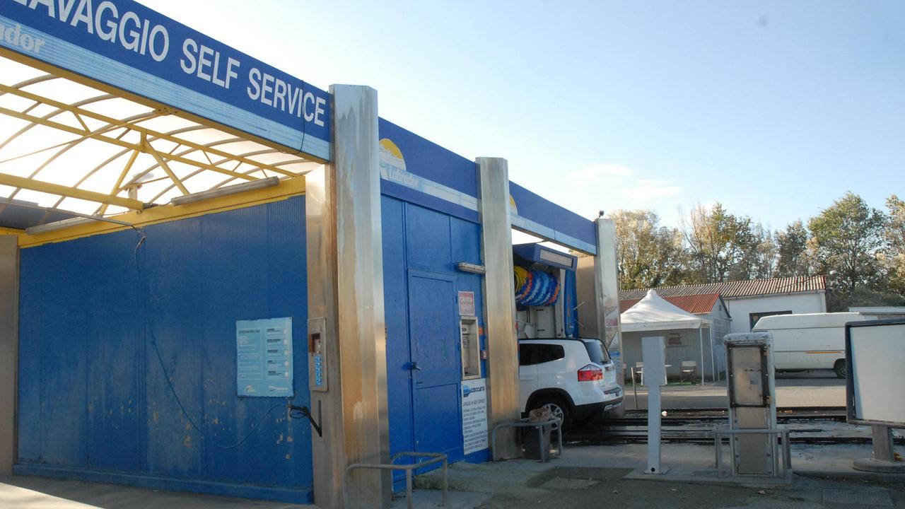 Doppio furto nella notte in un car wash della Piana