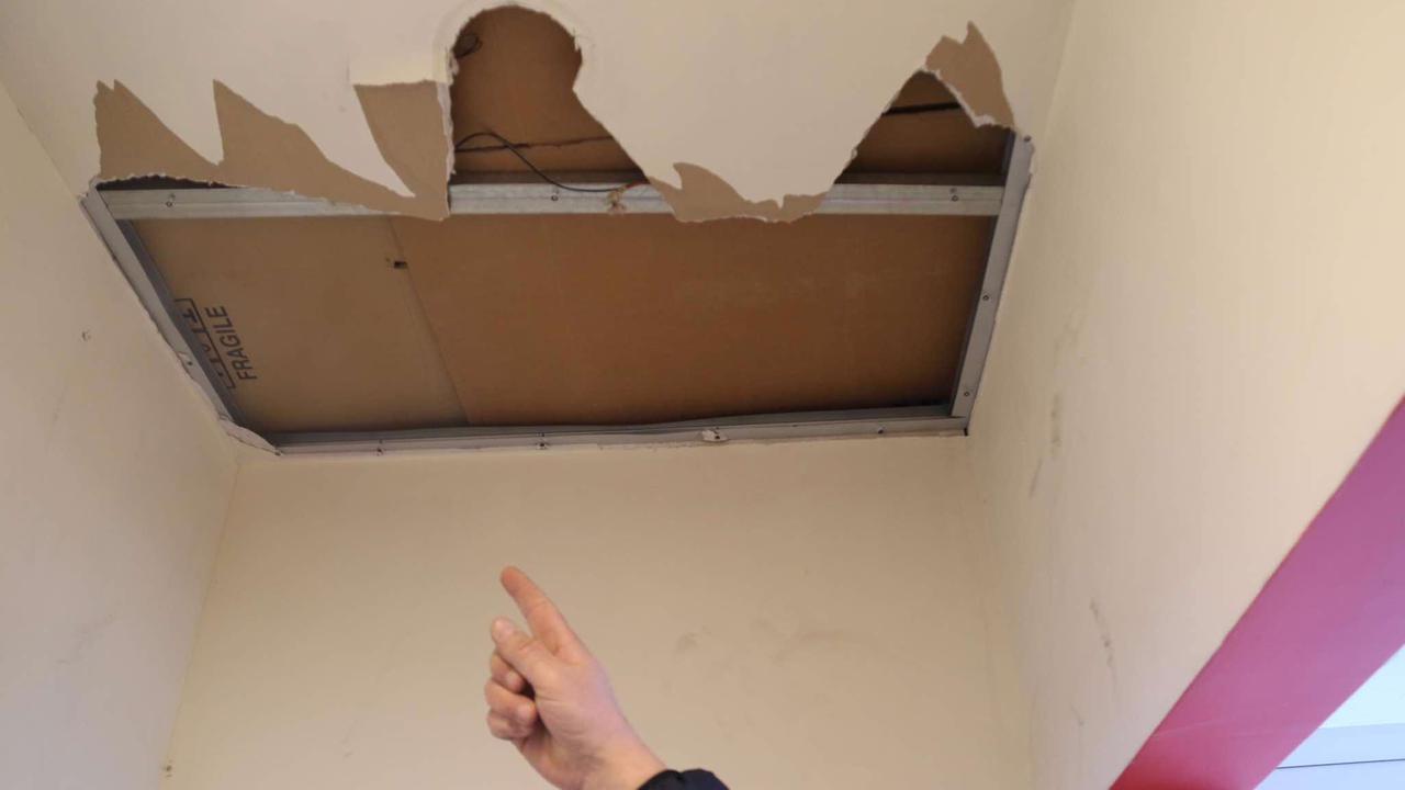 Il soffitto sfondato del bar (repetti/Pentafoto)