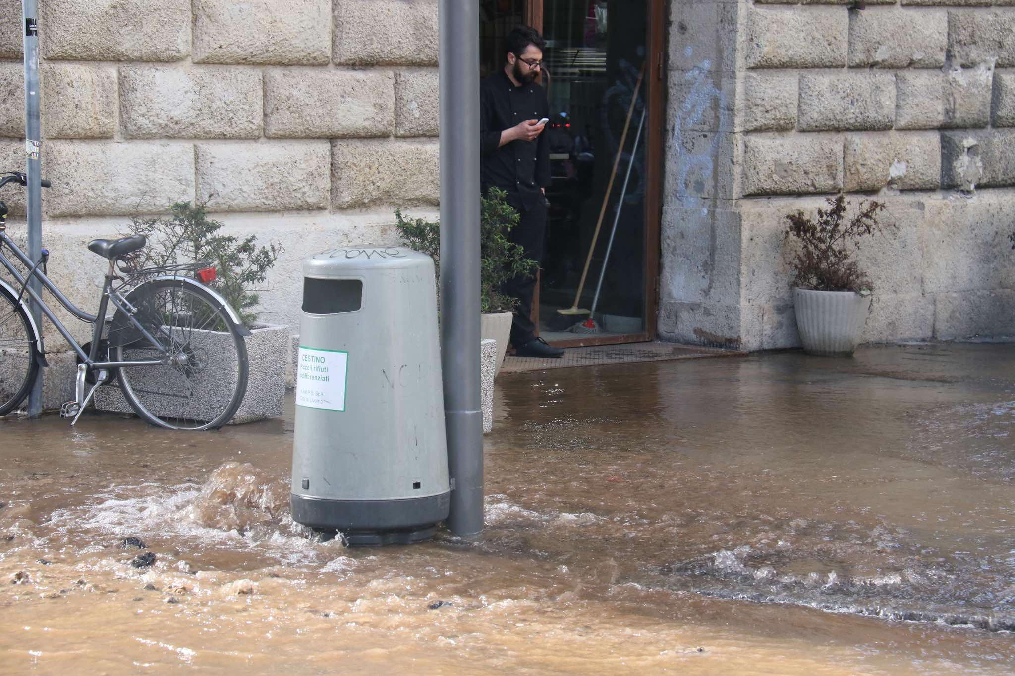 La strada ricoperta di liquami (Repetti/Pentafoto)