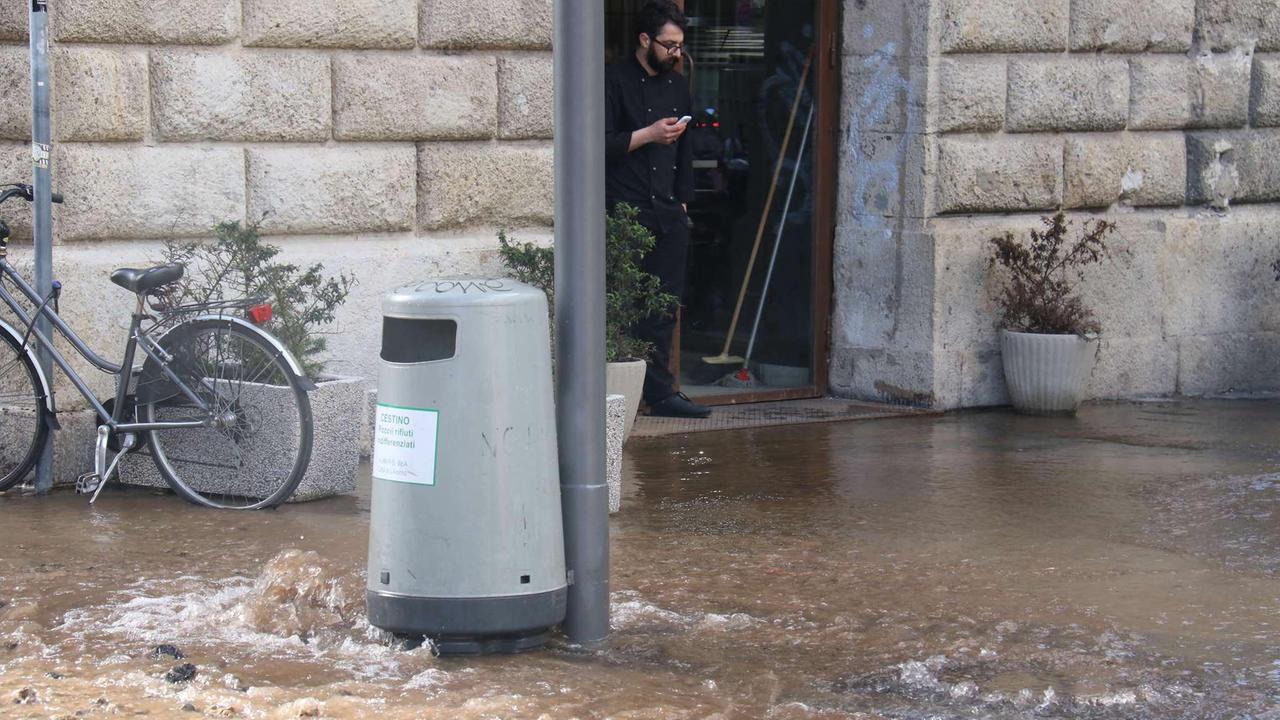 La strada ricoperta di liquami (Repetti/Pentafoto)