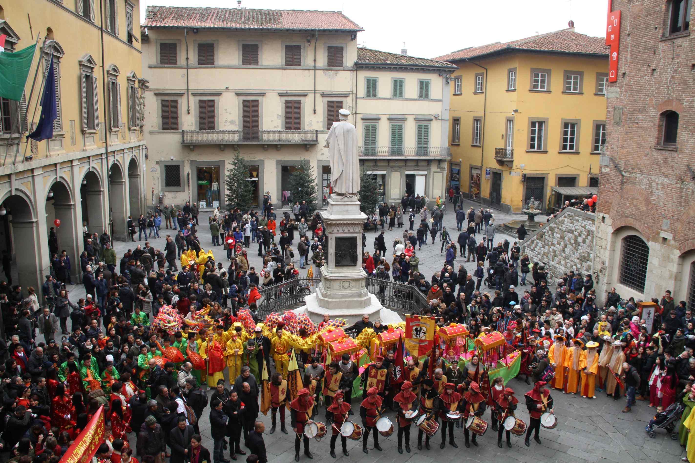 Il dragone del Capodanno cinese arriva in piazza del Comune (foto Batavia)