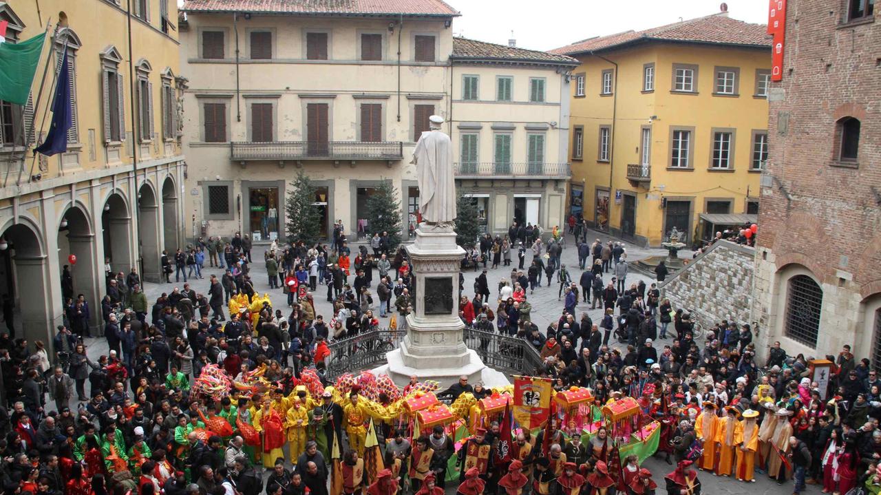 Il dragone del Capodanno cinese arriva in piazza del Comune (foto Batavia)