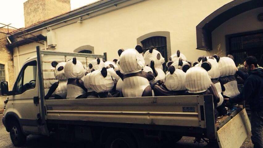 Un camion carico di panda