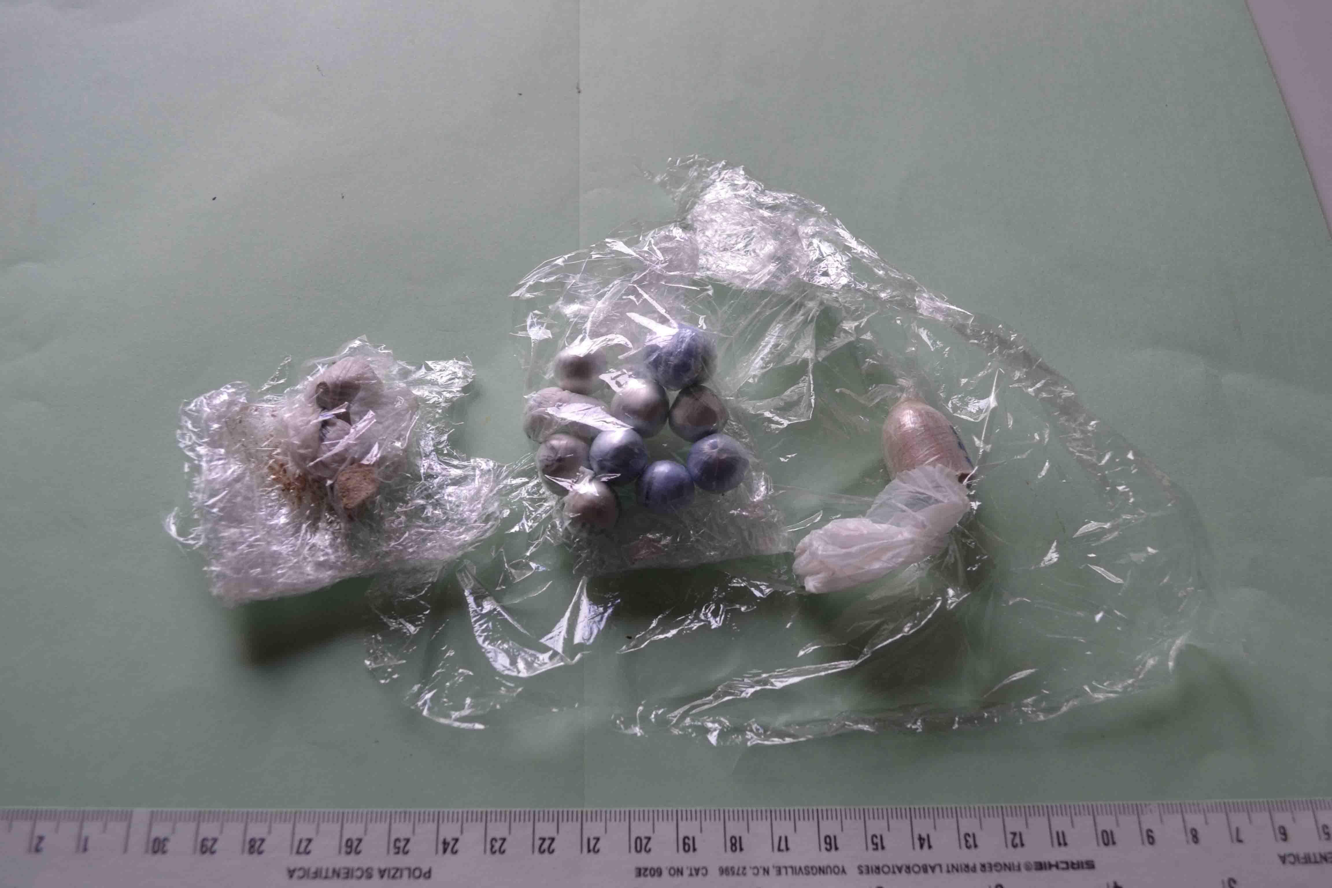Le palline di eroina sequestrate al nigeriano