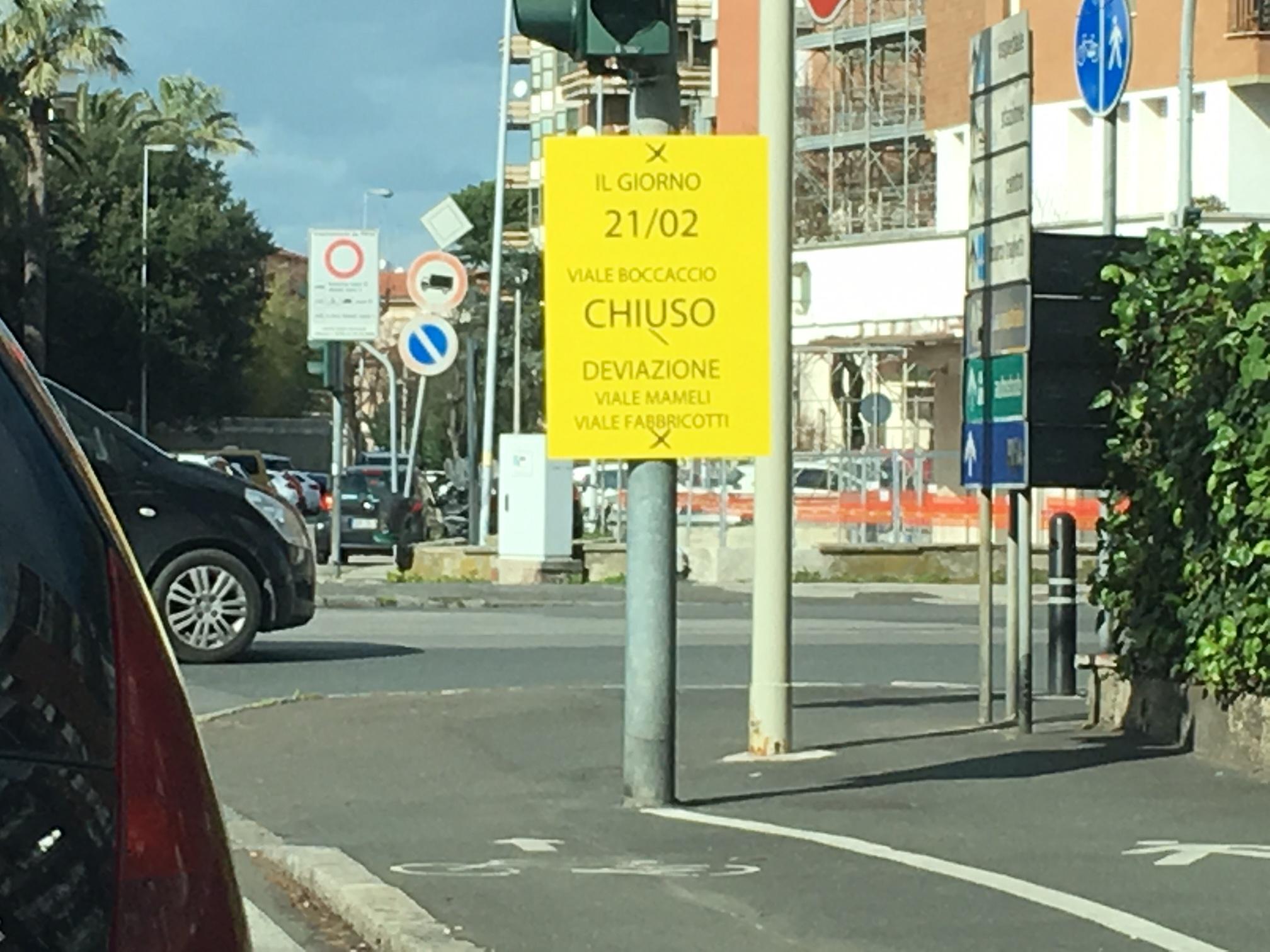 Il cartello che avverte dei lavori imminenti