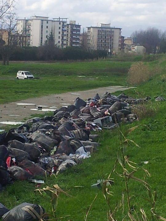 I sacchi neri abbandonati a Mezzana
