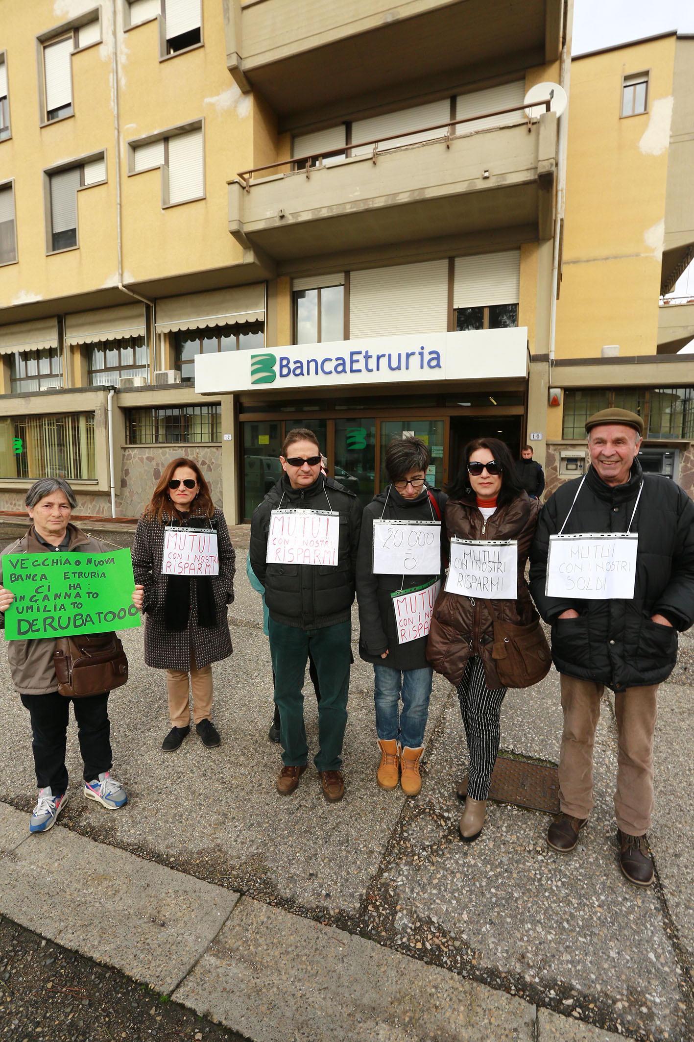 Una delle manifestazioni di protesta per il caso Banca Etruria