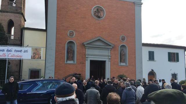Un momento dei funerali di Piero Susini a Ponte a Egola
