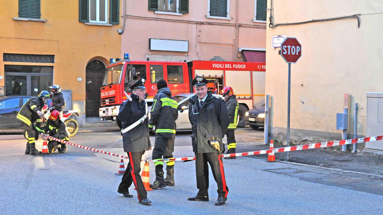 Cede l'asfalto, strada transennata