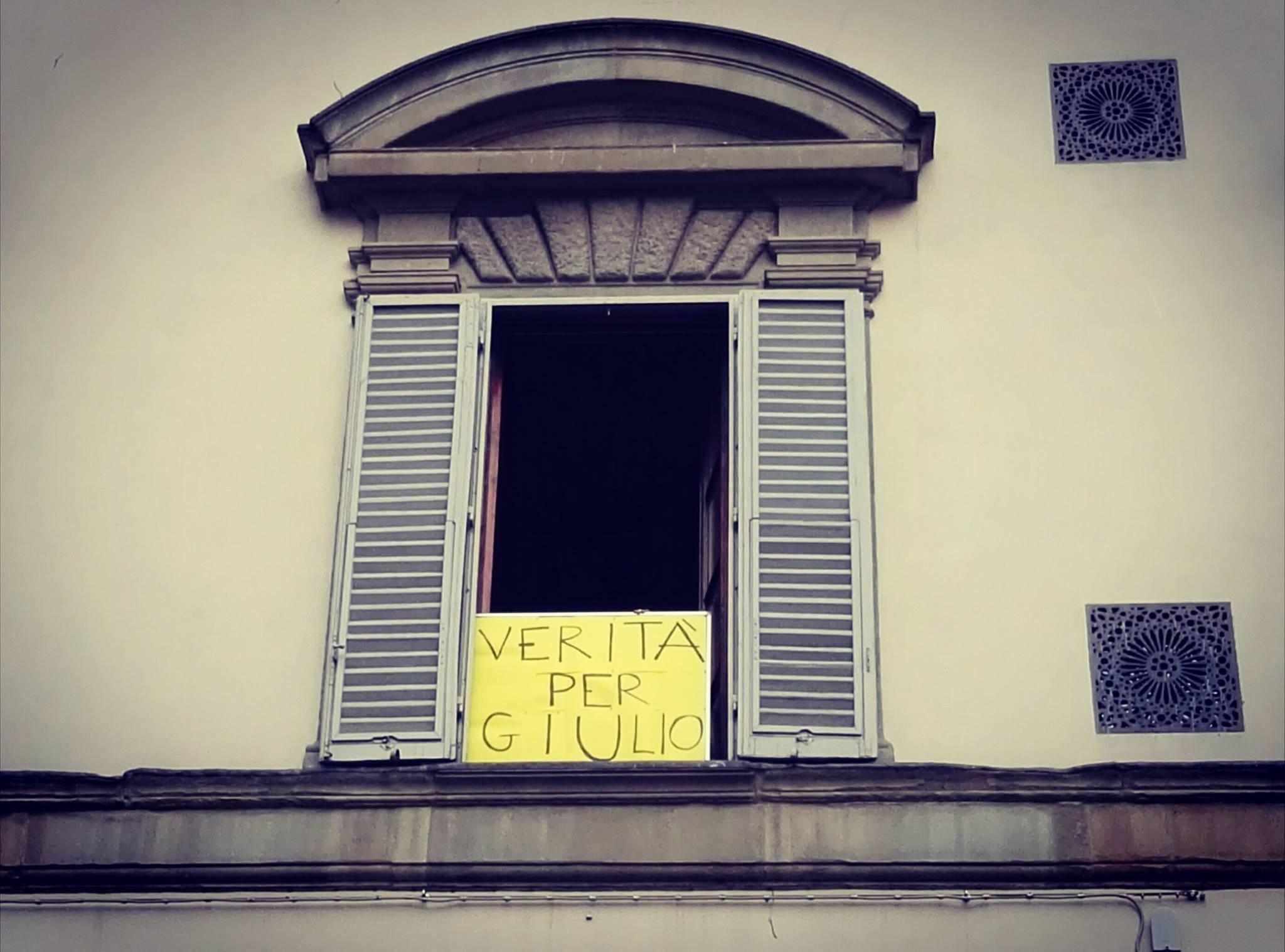 Lo striscione alla finestra della Regione