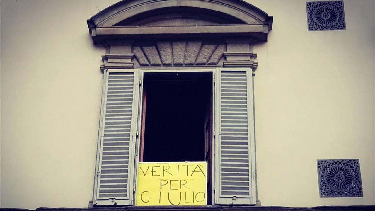 Lo striscione alla finestra della Regione