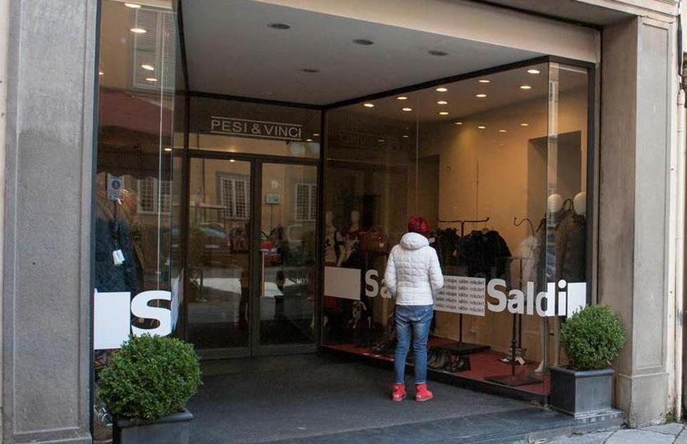 Ladri in boutique rubano abiti Cucinelli 
