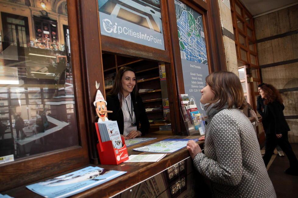 Lo sportello di informazioni turistiche aperto alla stazione di piazza Italia (Foto Nucci)