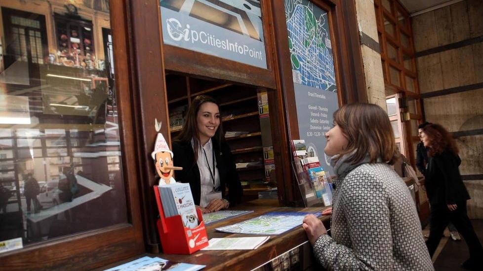 Lo sportello di informazioni turistiche aperto alla stazione di piazza Italia (Foto Nucci)
