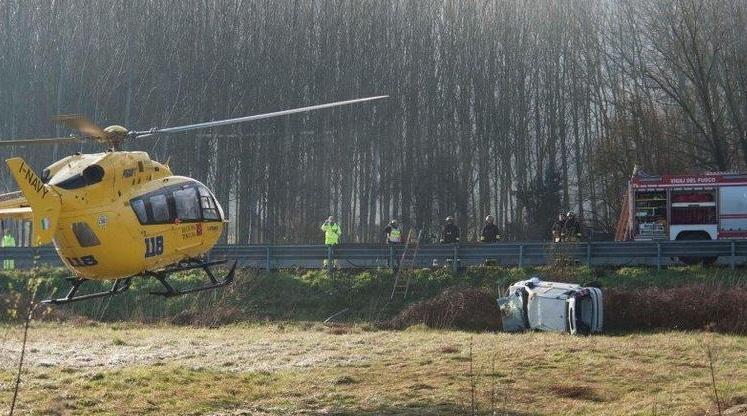 Tamponamento sull’A11, auto nel campo 