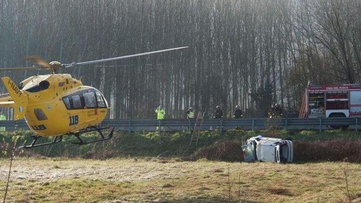 Tamponamento sull’A11, auto nel campo