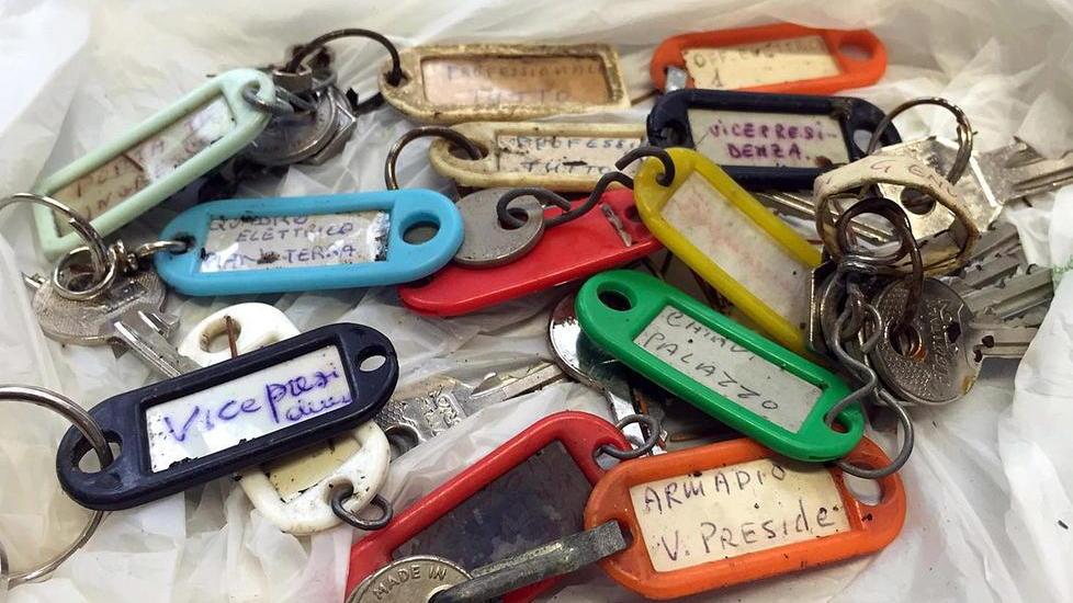 Ritrovate vecchie chiavi di una scuola