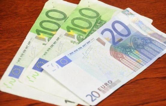 Coppia raggirata da due finti poliziotti 