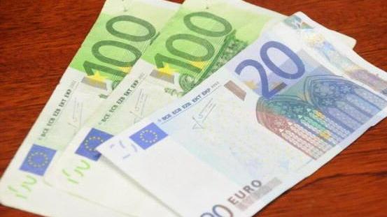 Coppia raggirata da due finti poliziotti