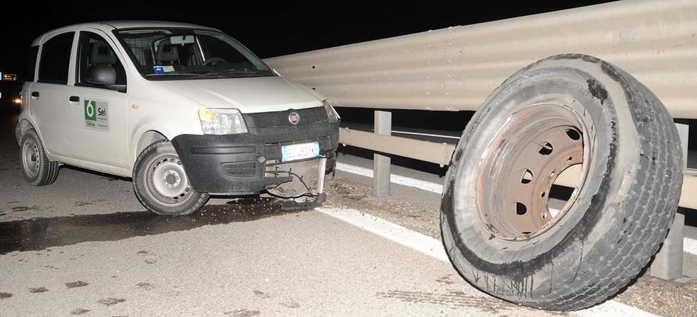 Ruote perse da un bus Via a un’indagine interna 