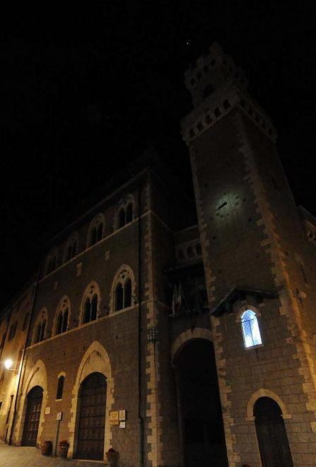 Rivellino e palazzo comunale a luci spente