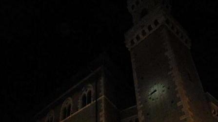 Rivellino e palazzo comunale a luci spente