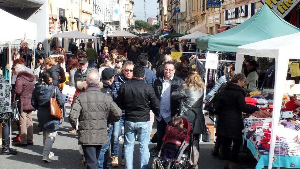 Torna lo Sbaracco i negozi vendono sotto ai gazebo