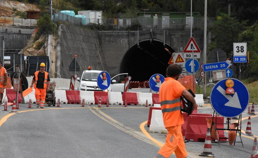 Lavori 24 ore su 24 per riaprire il tunnel 