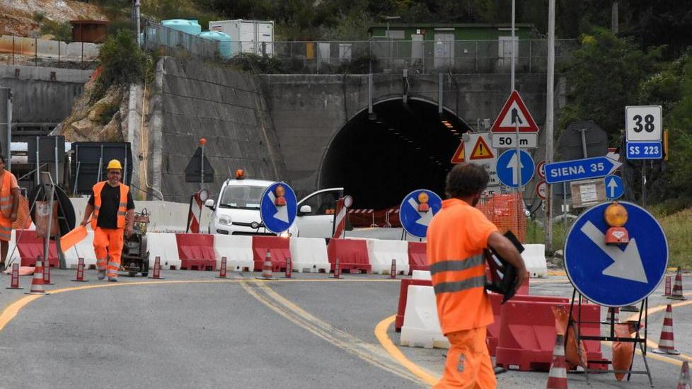 Lavori 24 ore su 24 per riaprire il tunnel