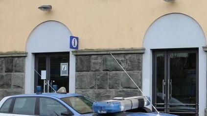 Ingoia ovuli di eroina alla vista della polizia
