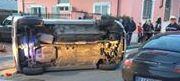Auto si ribalta, tre feriti