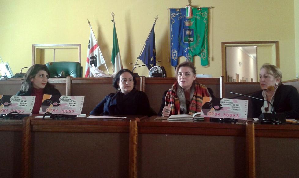 Settemila adesivi rosa contro la violenza