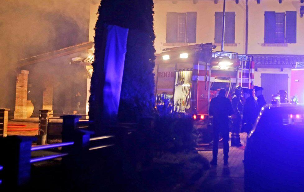Va in fiamme la legnaia della villa 