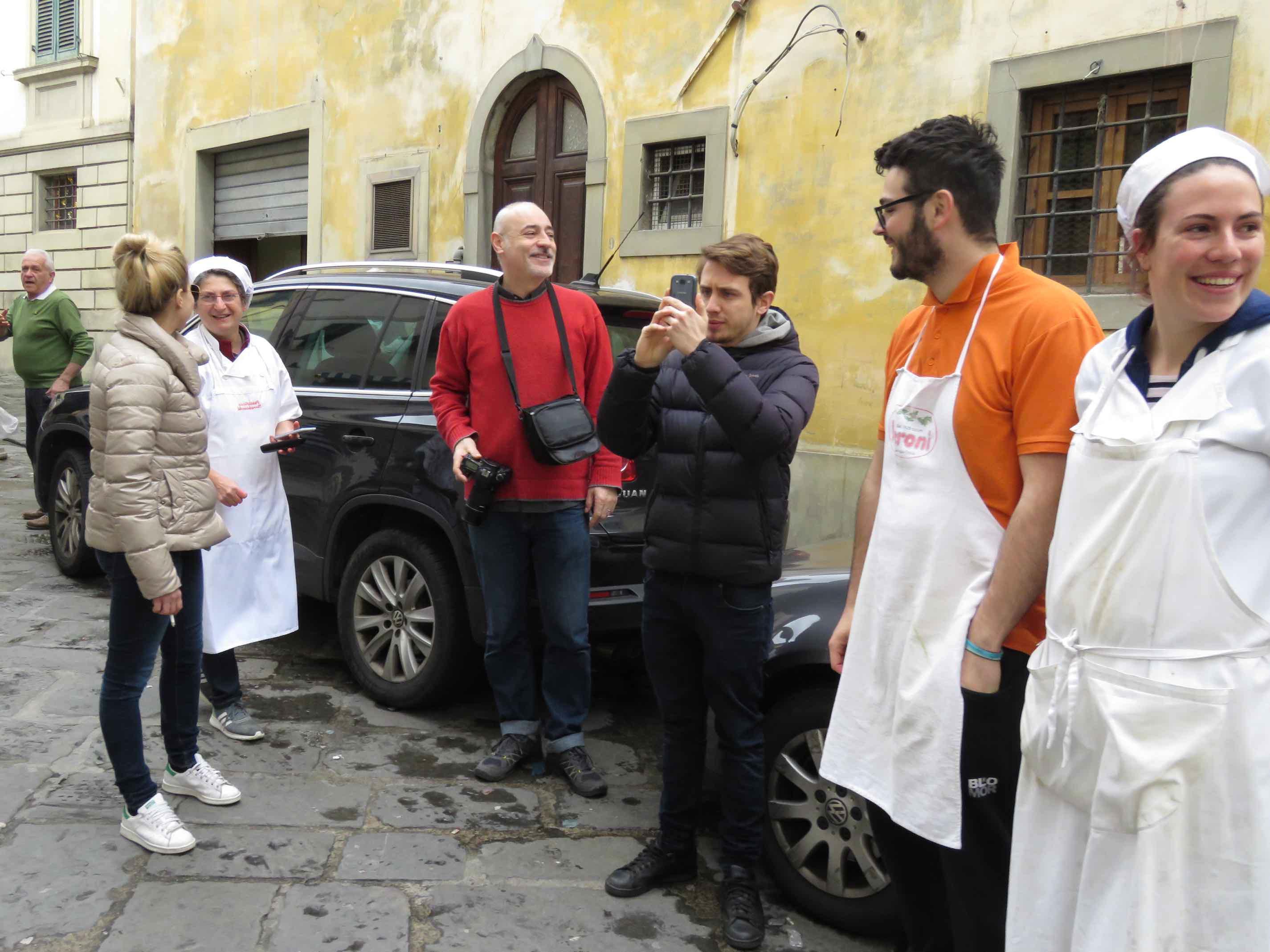 Alcuni cittadini commentano la chiusura del market di via Santo Stefano