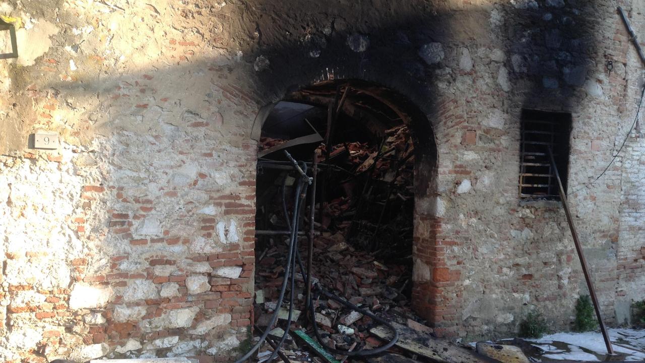 Un'immagine del cascinale andato a fuoco