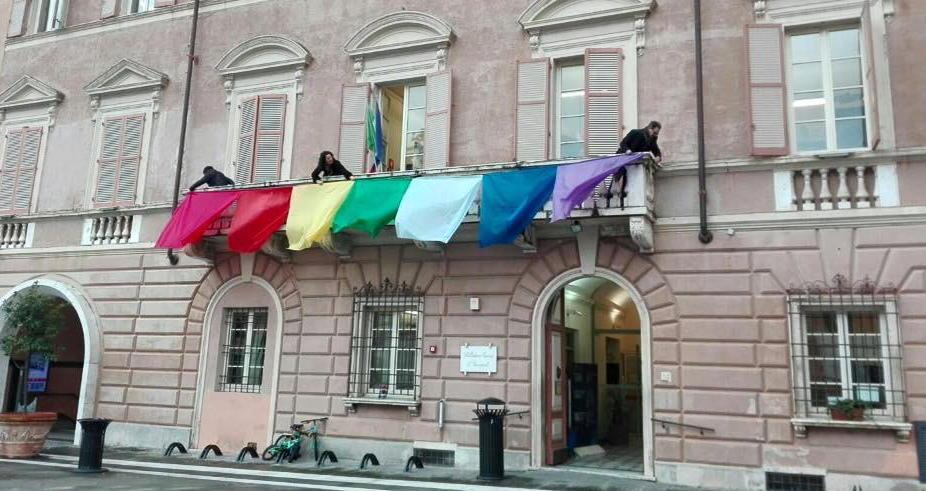 Appeso striscione “arcobaleno” in biblioteca ed è polemica 