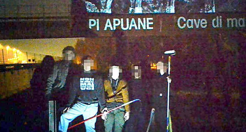 Cartello contro le cave firmato Banksy, "Siamo stati noi" 