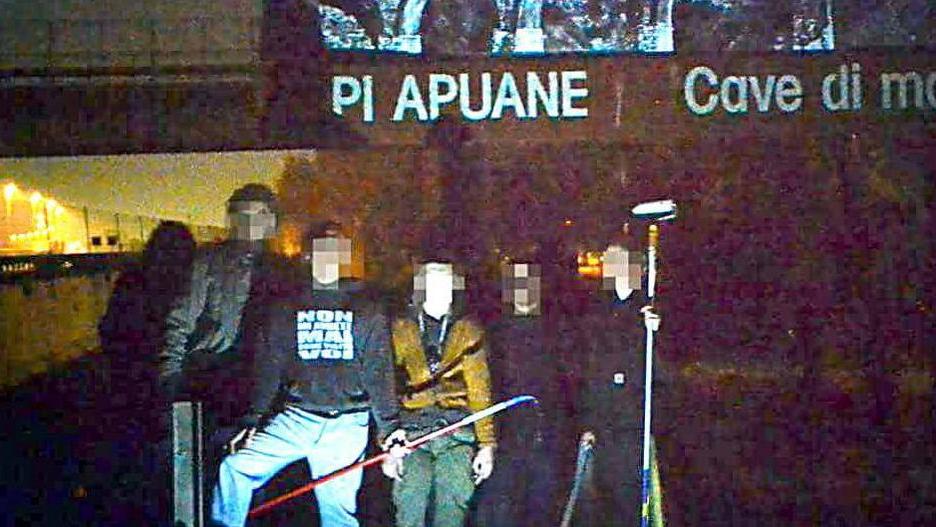 Cartello contro le cave firmato Banksy, "Siamo stati noi"
