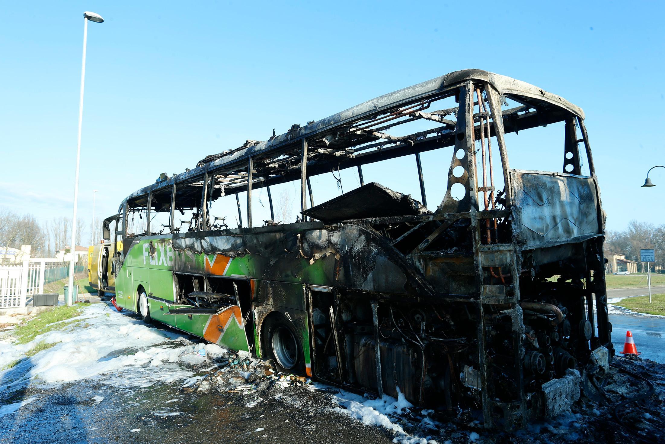 Corriera avvolta dalle fiamme a Modena, salvi tutti i passeggeri 